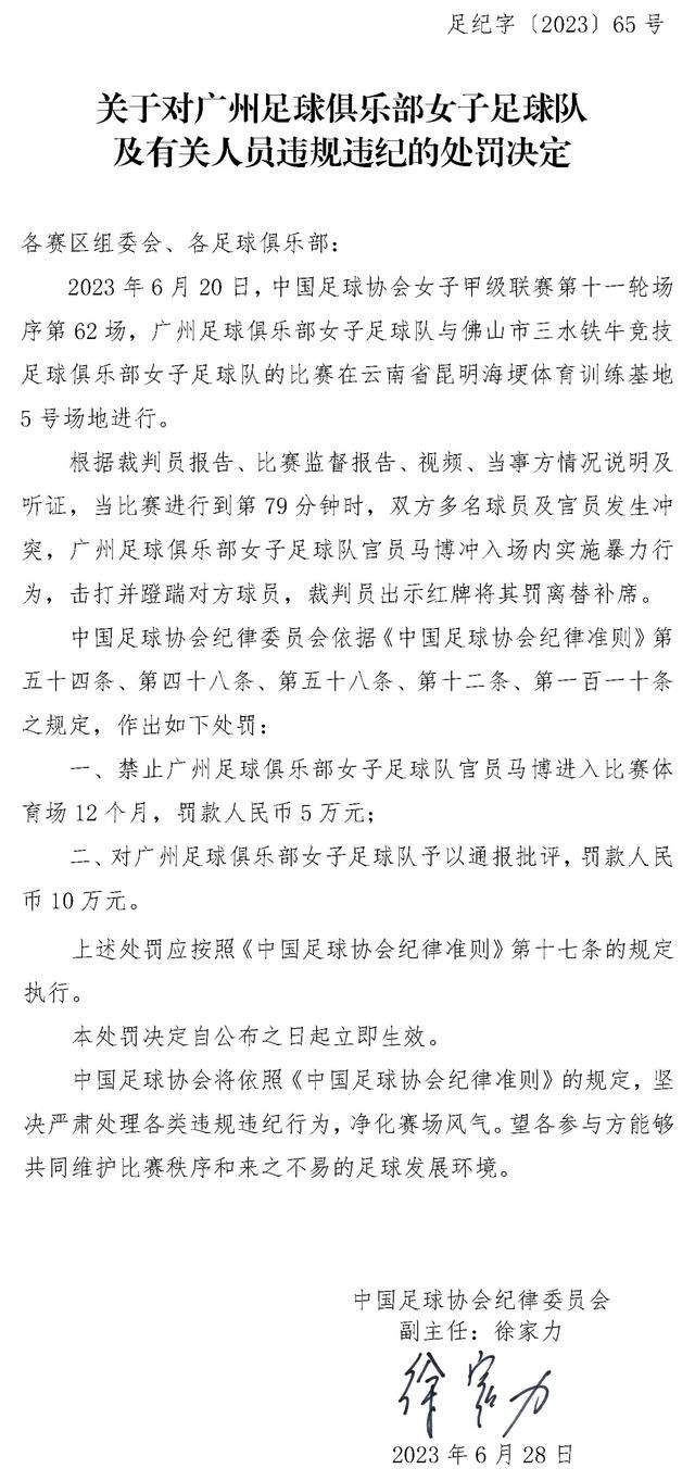 第34分钟，利物浦前场任意球机会，埃利奥特直接轰门，这球偏出近门柱。